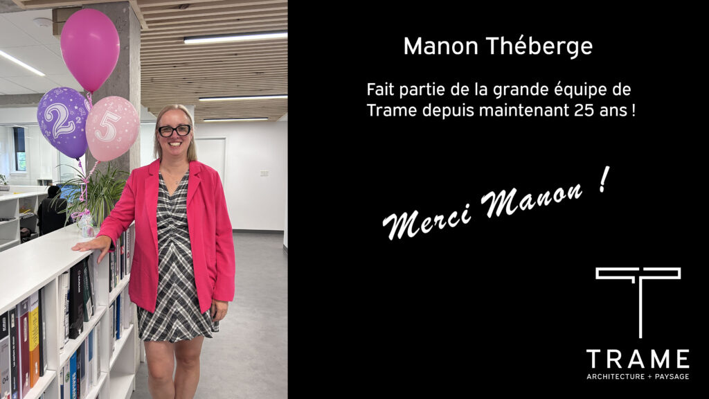 dame se tenant debout avec des ballons affichant le nombre 25