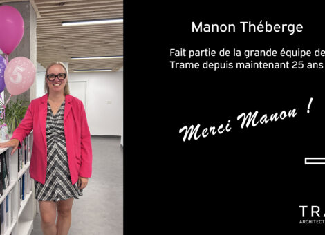 dame se tenant debout avec des ballons affichant le nombre 25